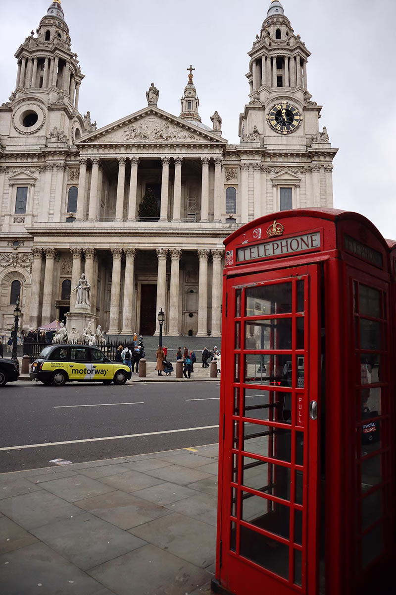 Cabine telefoniche rosse di Londra: reinventare l’icona con tecnologia e sostenibilità