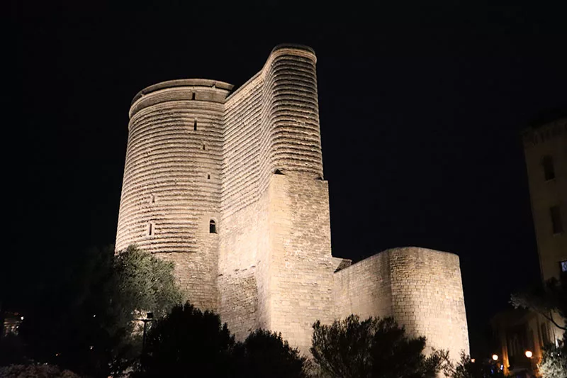 Maiden Tower di Baku: Guida Essenziale alla Qız Qalası